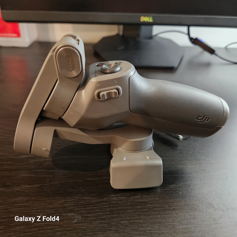 DJI Osmo Mobile 3 - Gimbal Stabilizer